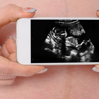 Pregnant-with-smartphone-iStock